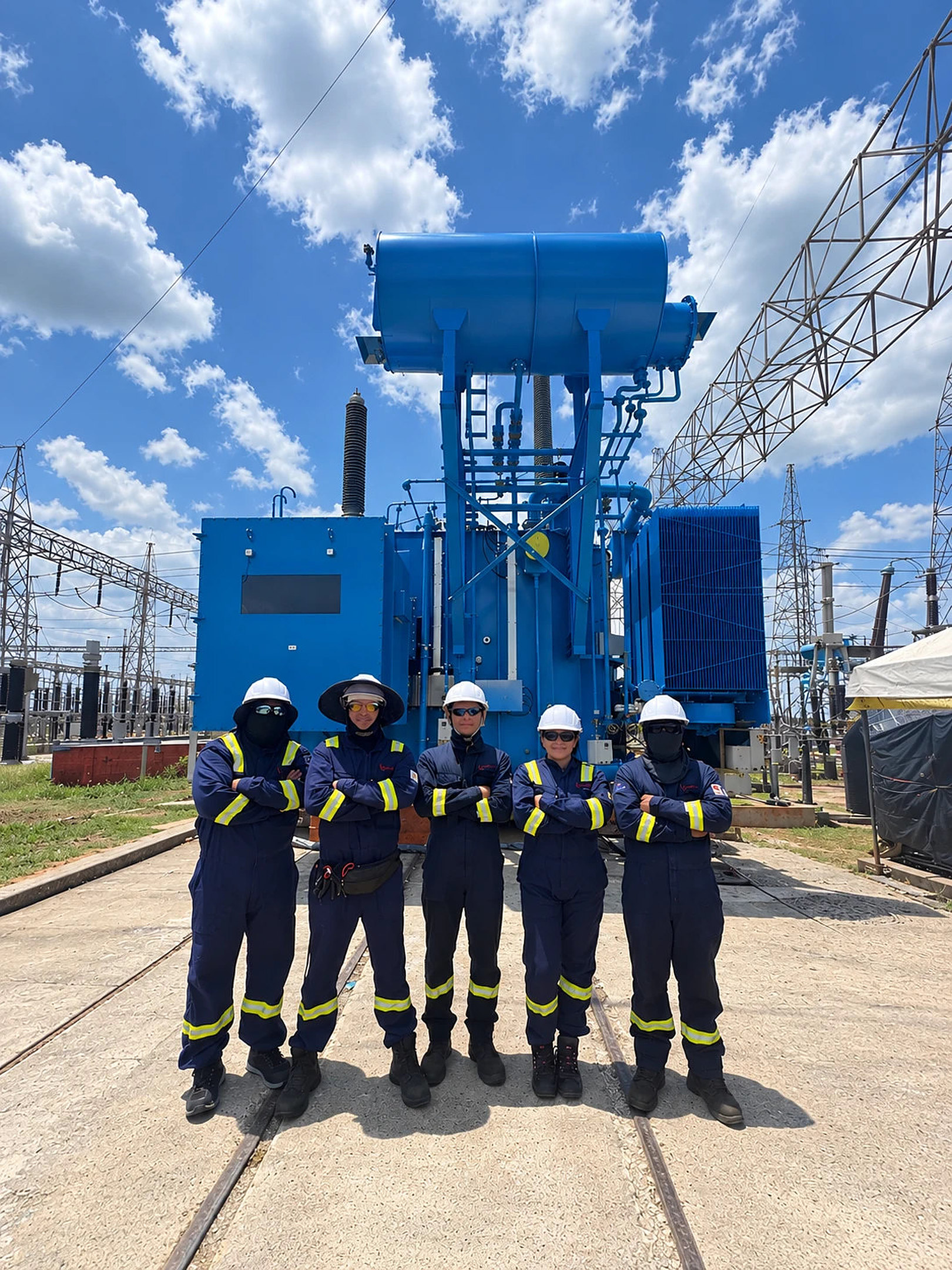Equipo técnico de LG SERVIS con dotación y elementos de protección personal frente a un transformador de potencia en subestación