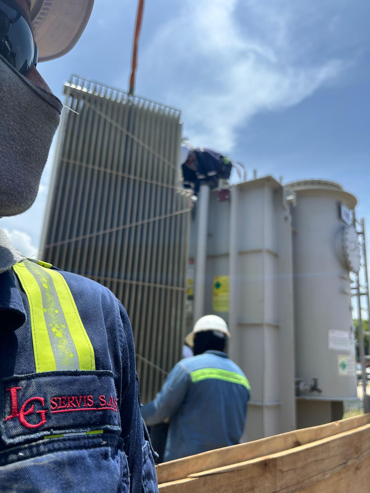 Técnico de LG SERVIS supervisando la llegada de un transformador de potencia