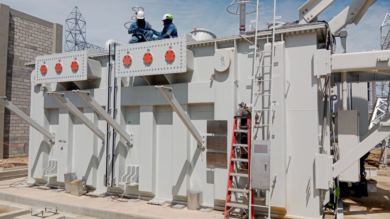 Montaje de reactor de potencia en subestación