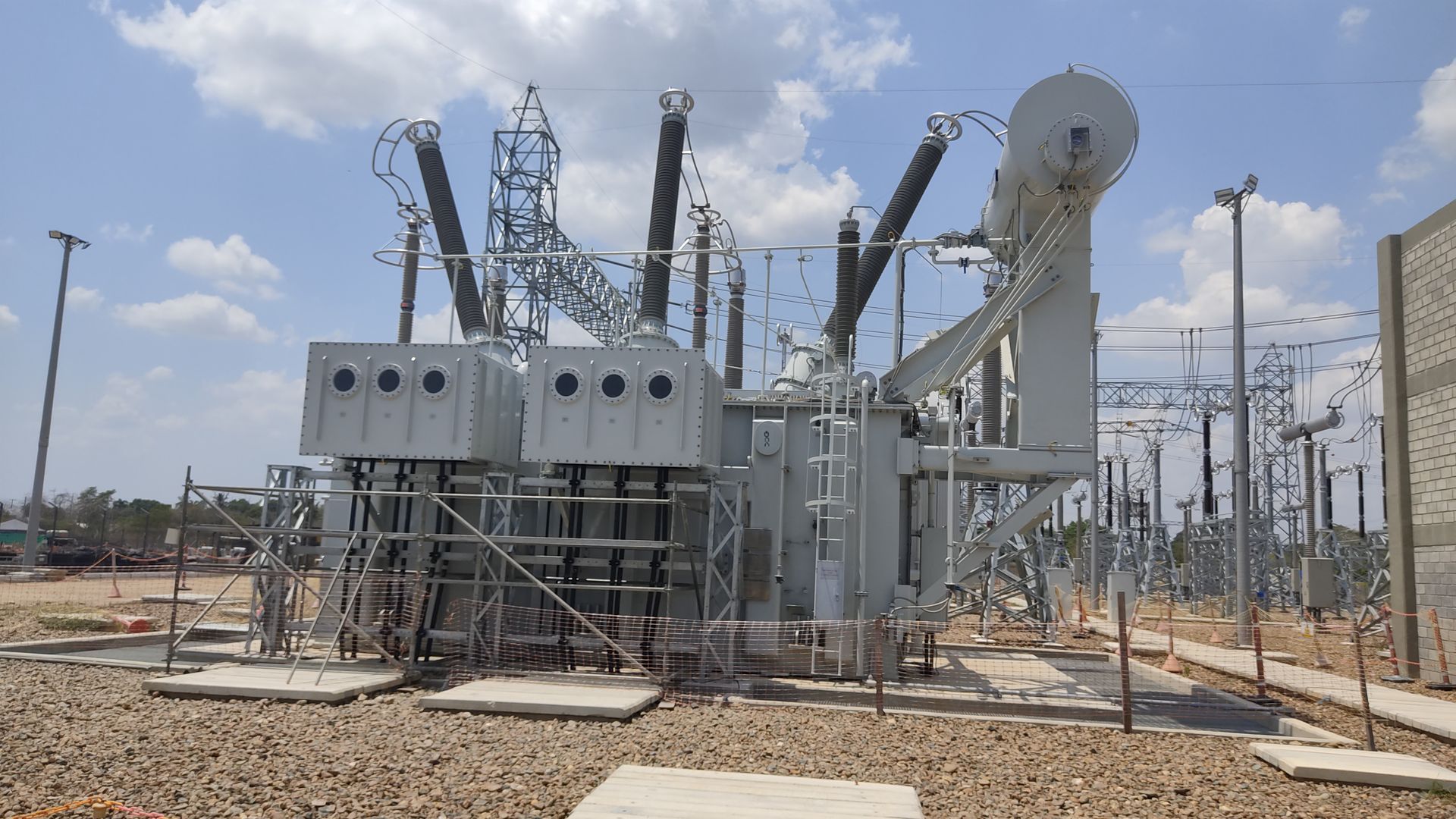Banco de autotransformadores en subestación de 500 kV