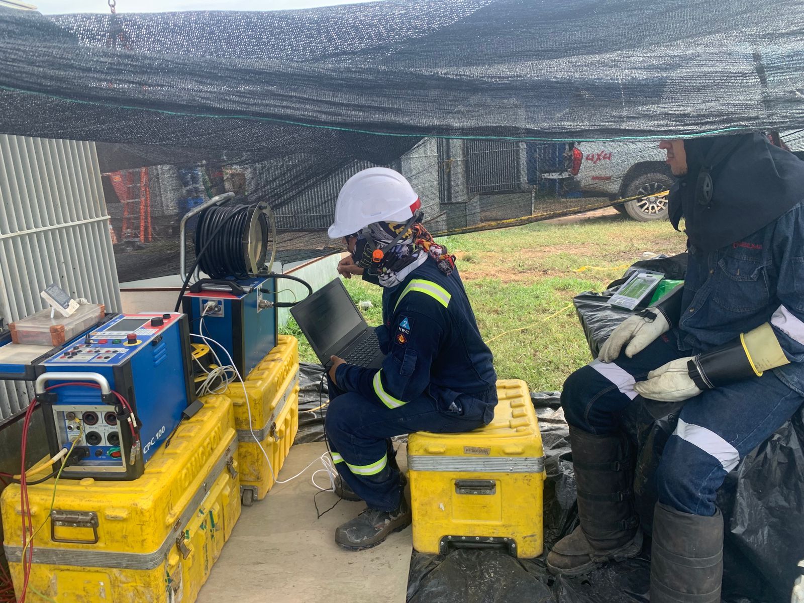Técnico de LG SERVIS realizando pruebas eléctricas en campo